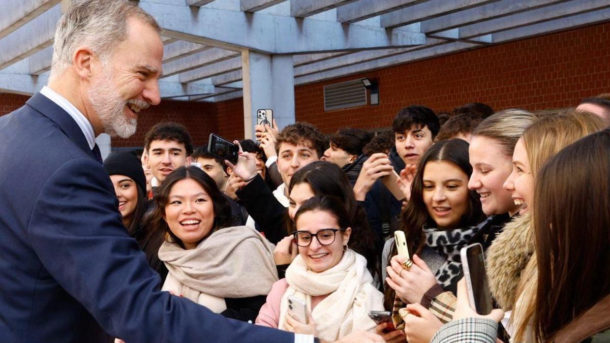 Felipe VI saluda a jóvenes en la jornada sobre la Corona organizada por la Universidad Rey Juan Carlos, este miércoles en Madrid.