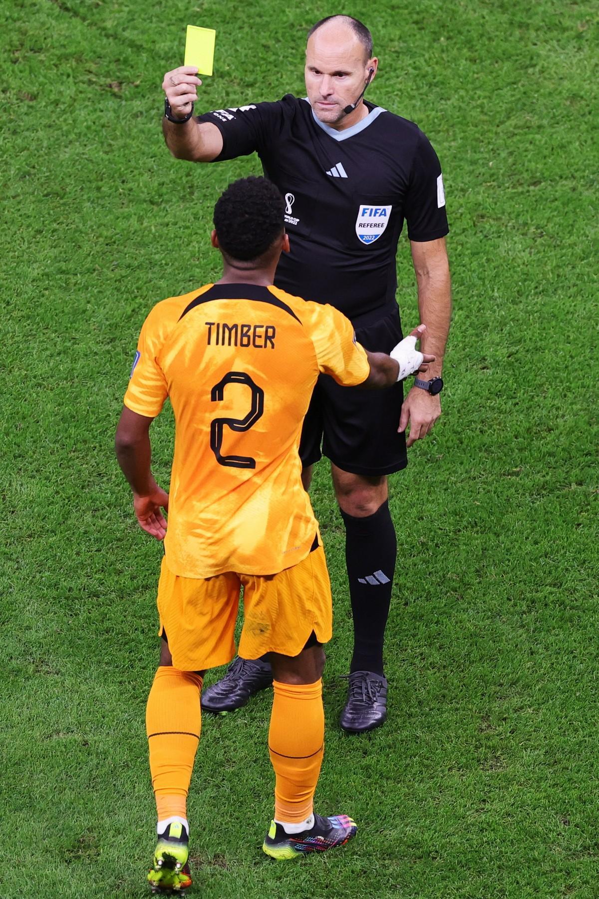 Así fue el show de Mateu Lahoz: amarillas por doquier y charlas interminables