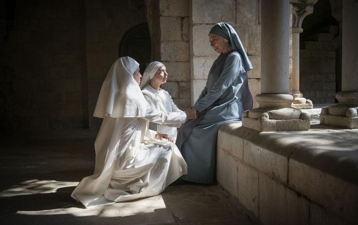 Tres de les catorze actrius que representaran les religioses protagonistes de Diàlegs de carmelites.