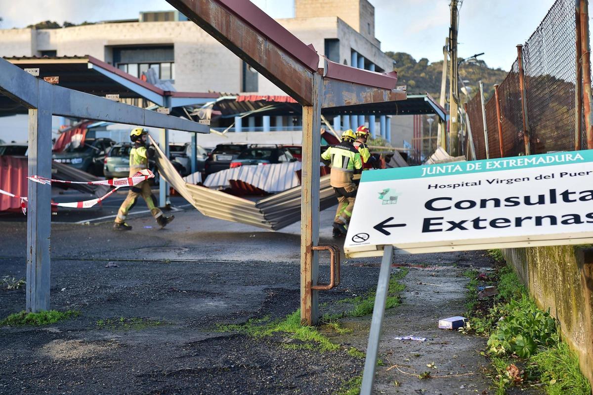 Fotogalería | Un tornado arrasa la zona del aparcamiento del hospital Virgen del Puerto de Plasencia