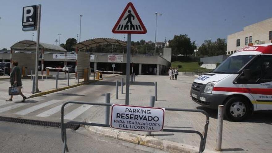 La valla instalada ayer en el acceso al aparcamiento principal con el cartel que anuncia que está reservado para trabajadores.