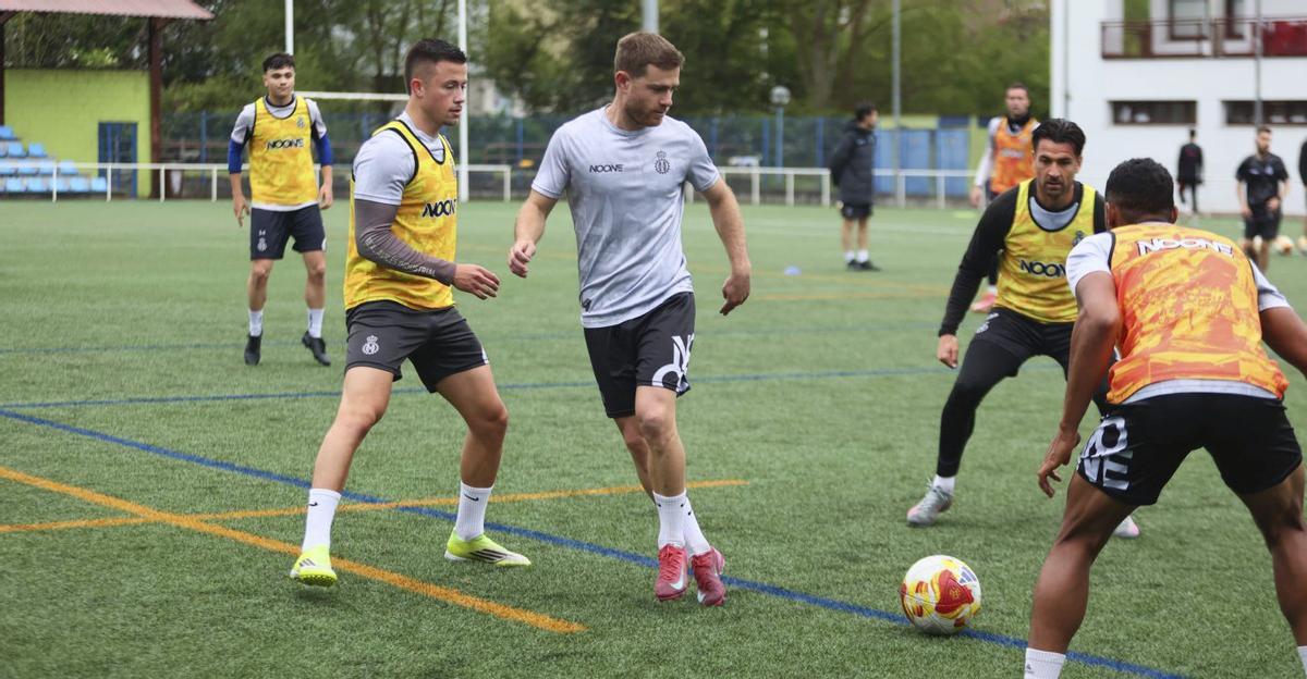 Osky, Cayarga, Natalio y Quicala (de espaldas), durante un entrenamiento de esta semana en La Toba. | MARA VILLAMUZA