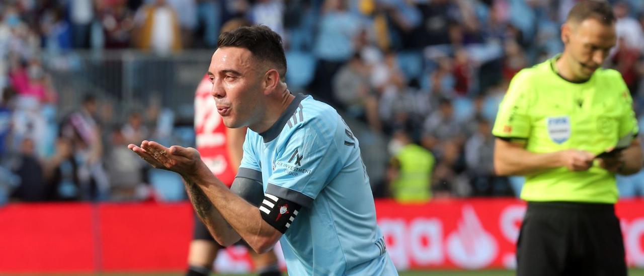 Iago Aspas, el sábado, celebra su primer gol frente al Alavés haciendo un gesto cariñoso hacia los aficionados. |  // MARTA G. BREA