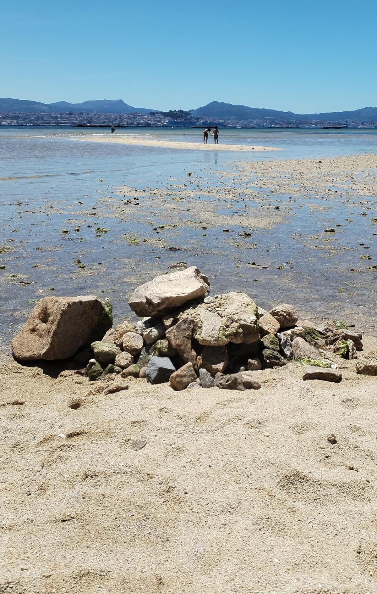Pdrolos en la arena de A Xunqueira, en Moaña.