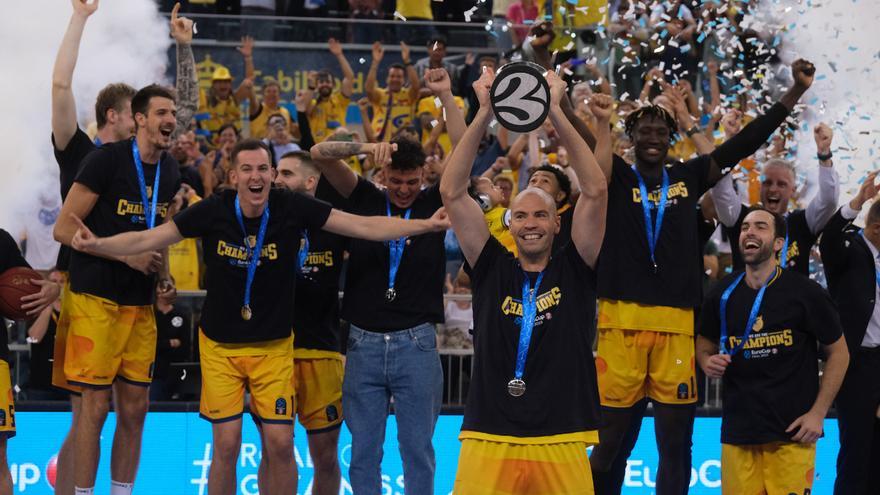 El capitán del Granca, Stević, levanta la copa de campeón de la Eurocup