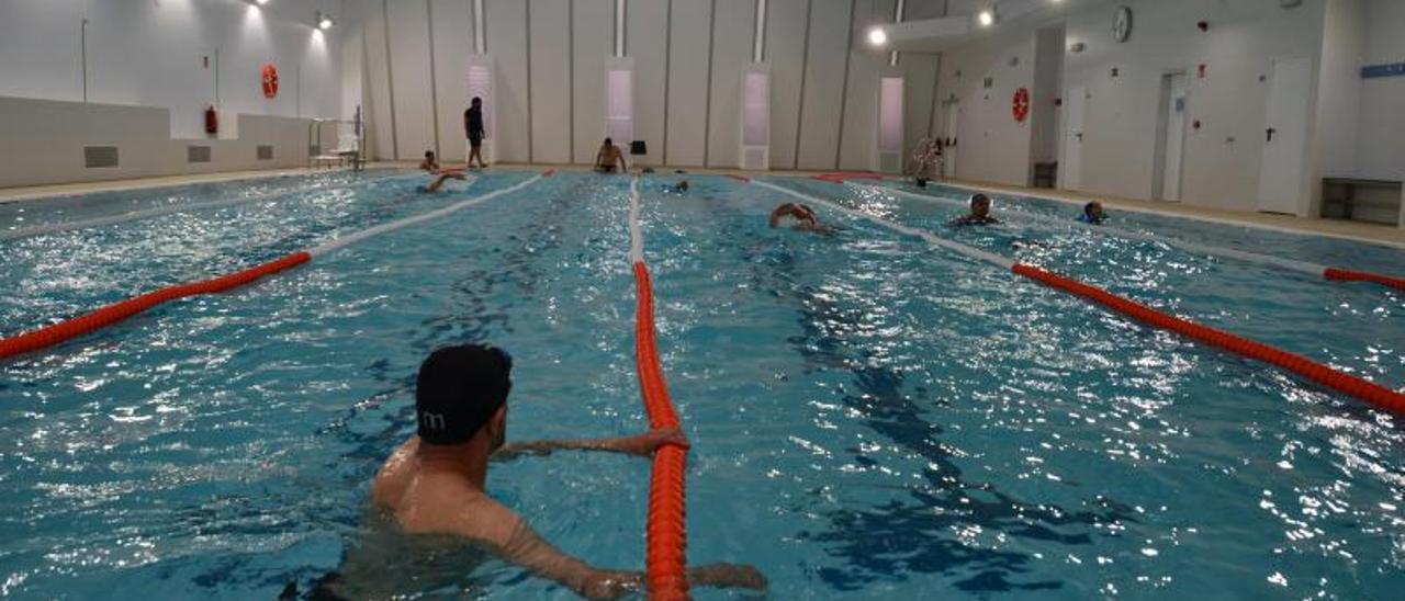 Usuarios de la piscina municipal de As Lagoas, en Bueu, ayer por la tarde.