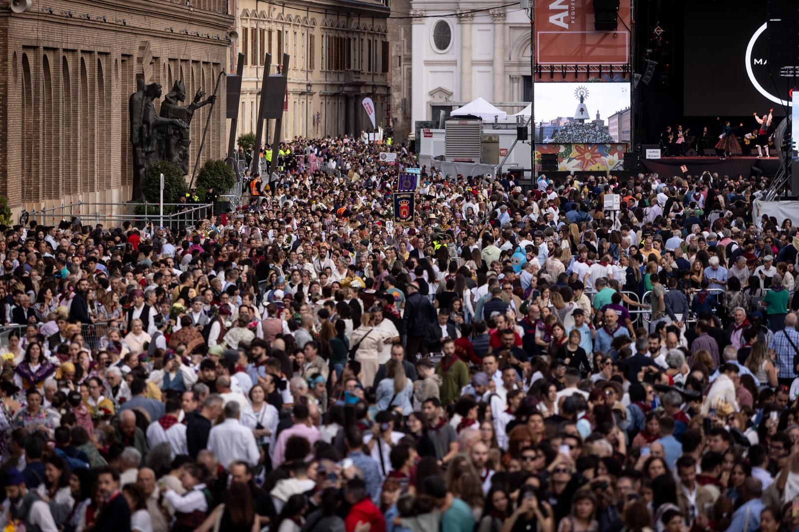 En imágenes | Zaragoza vive su día grande con la Ofrenda de Flores a la Virgen del Pilar