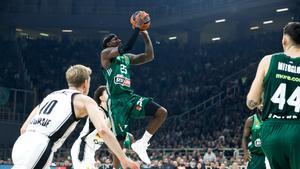 Kendrick Nunn, base del Panathinaikos, en una acción de tiro ante la Virtus de Bolonia