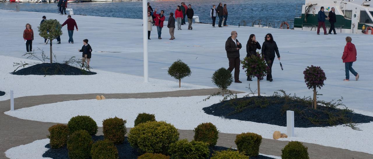 Paseantes en el jardín japonés de la dársena de San Agustín.