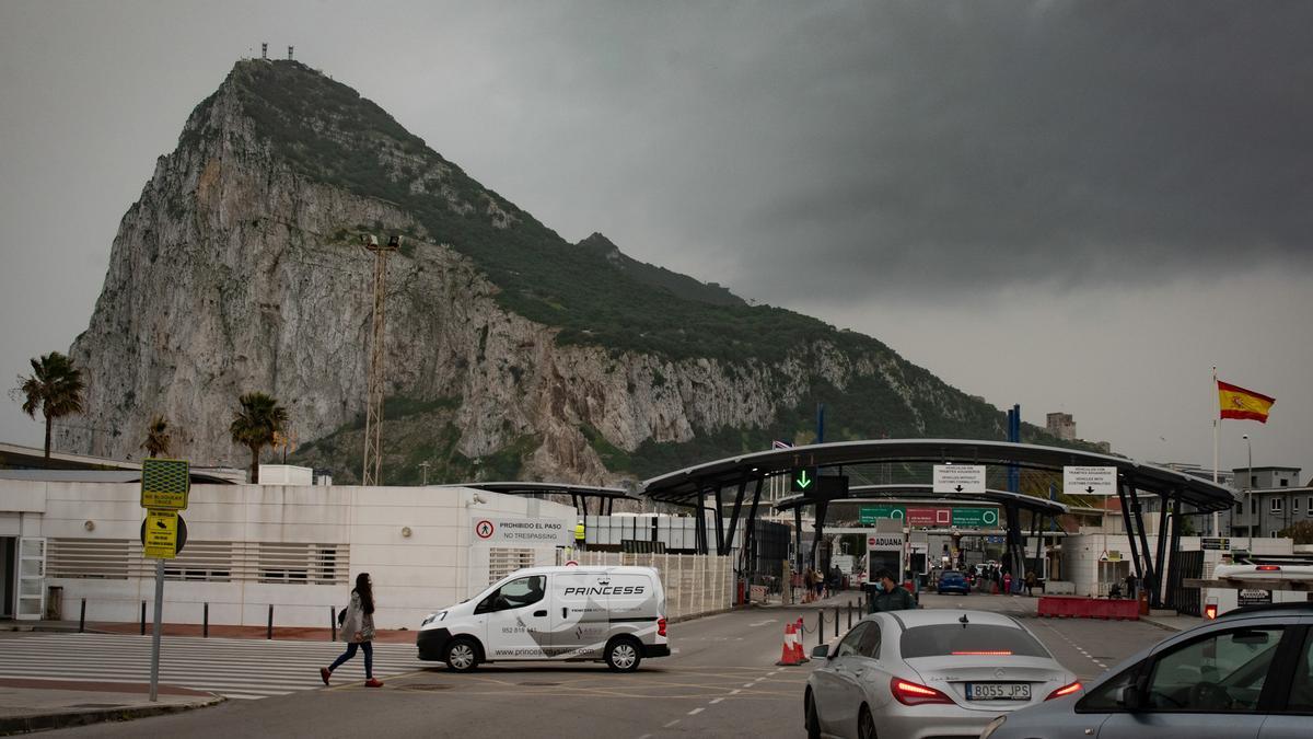 Tránsito de coches y personas en la frontera de Gibraltar en una imagen de archivo