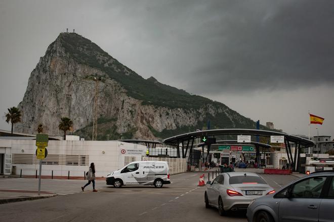 Archivo - Tránsito de coches y personas en la frontera de Gibraltar en una imagen de archivo