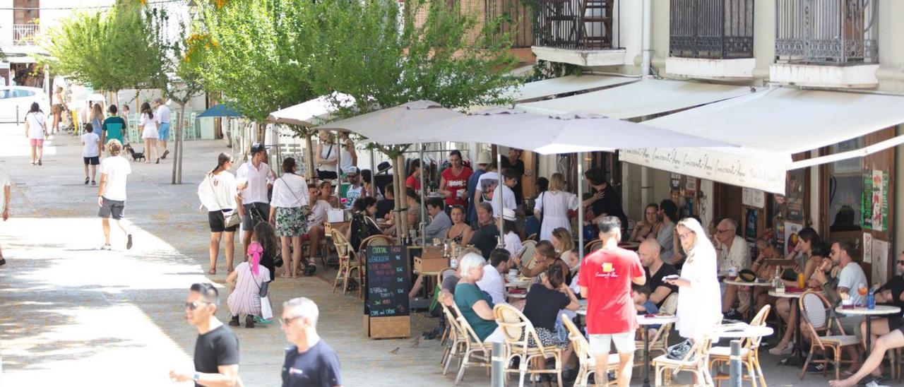 Una terraza situada junto al Mercat Vell repleta de gente. | VICENT MARÍ