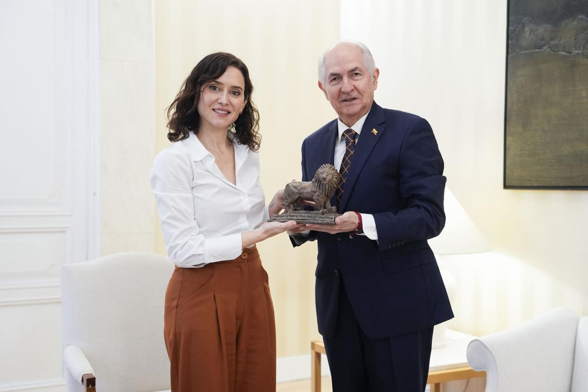 La presidenta de la Comunidad de Madrid, Isabel Díaz Ayuso (i) durante su encuentro con el exalcalde de Caracas Antonio Ledezma