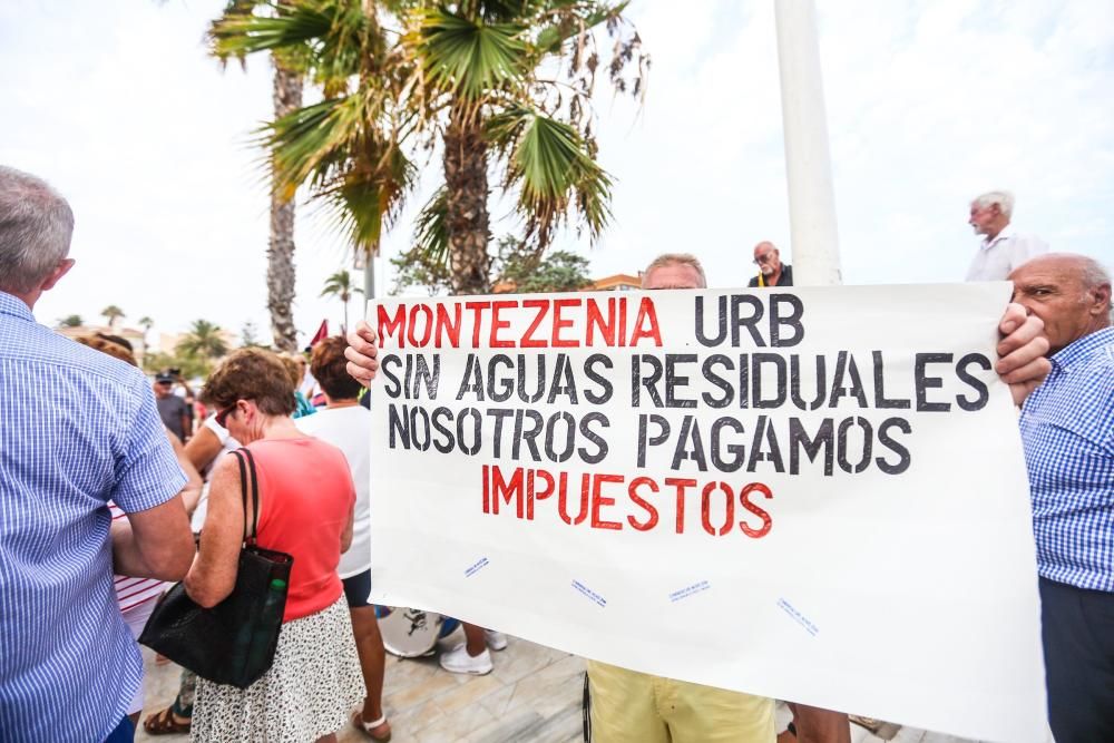 Manifestación en Orihuela Costa por su abandono