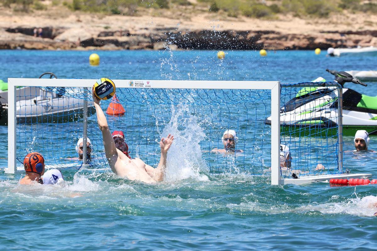 Imágenes de la fase final del Beach Polo Sant Josep disputado en Port des Torrent