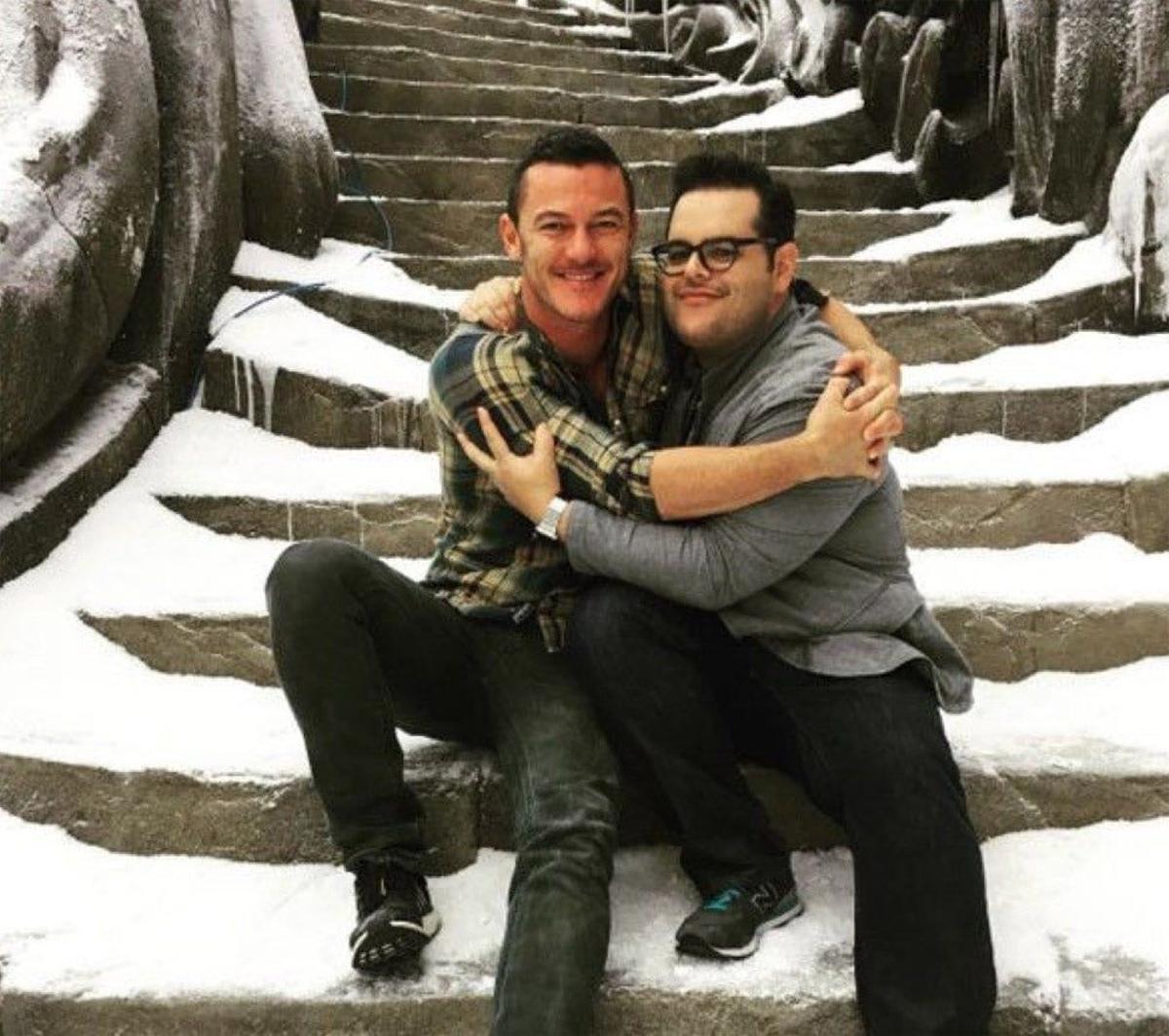 Luke Evans y Josh Gad, en el rodaje de 'La Bella y la Bestia'