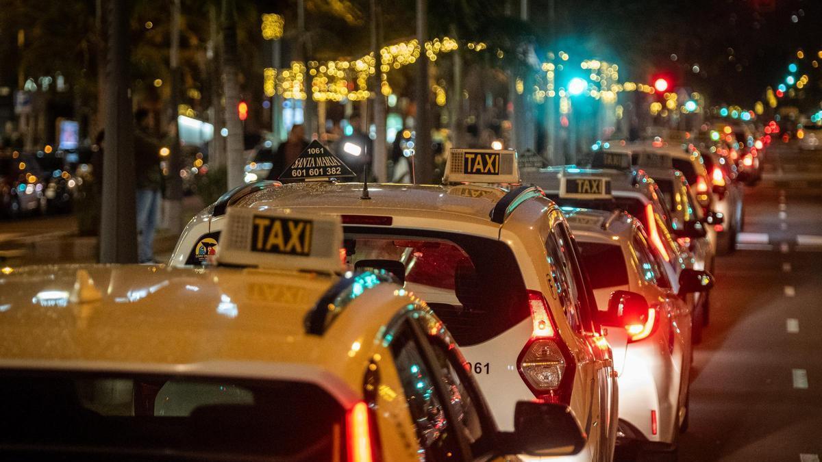Taxis de Santa Cruz, en la avenida Tres de Mayo.