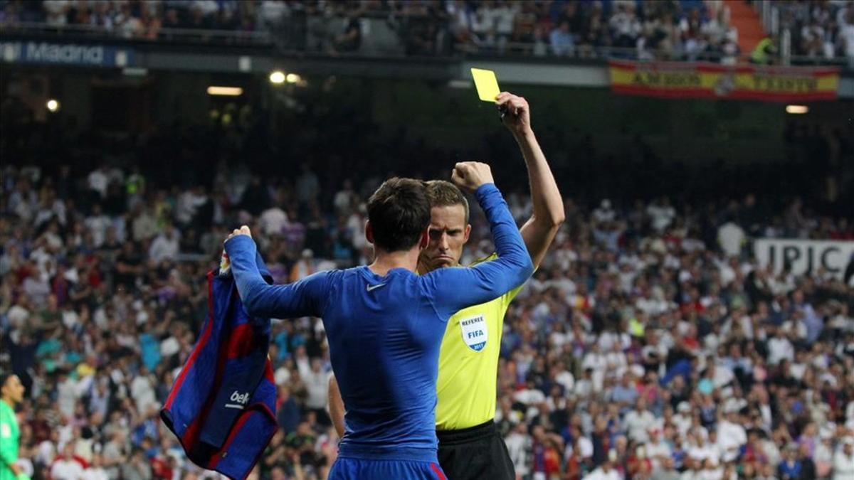 Messi y el colegiado, cara a cara