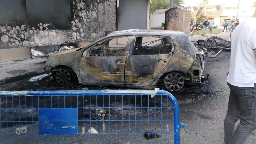 Investigan un incendio que calcinó un coche y tres contenedo