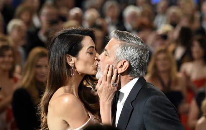 Amal Clooney besa a George Clooney sobre la alfombra roja