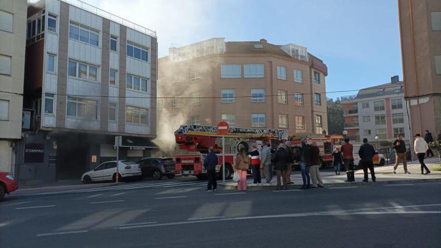 El incendio generó una importante humareda en los alrededores de la calle Alfredo Brañas.   | // LA OPINIÓN