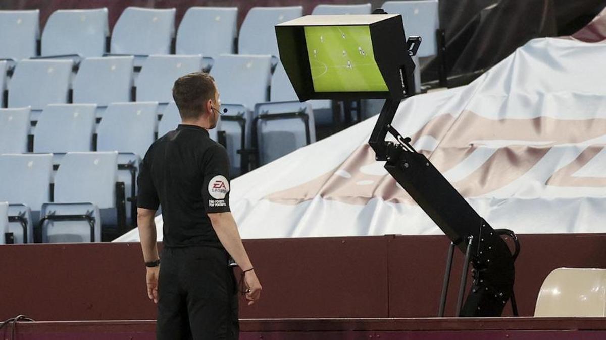 La Premier League mantendrá el VAR.