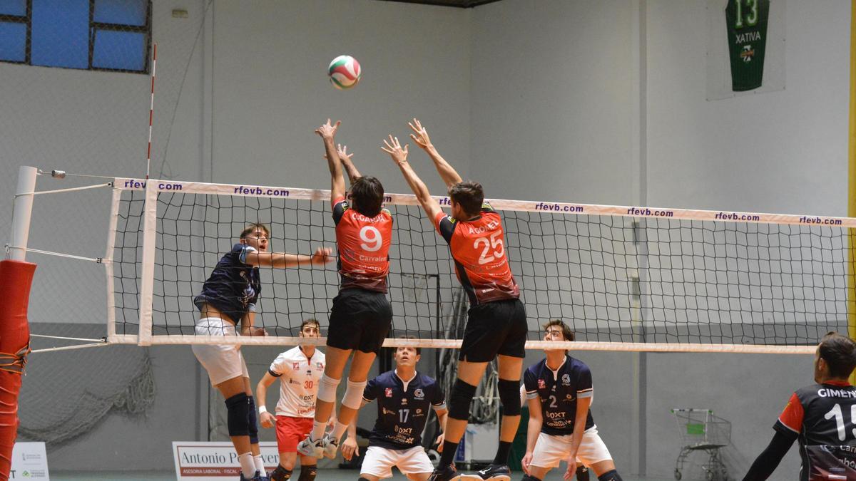 Bloqueo del equipo masculino del CV Xàtiva frente al Tenerife.
