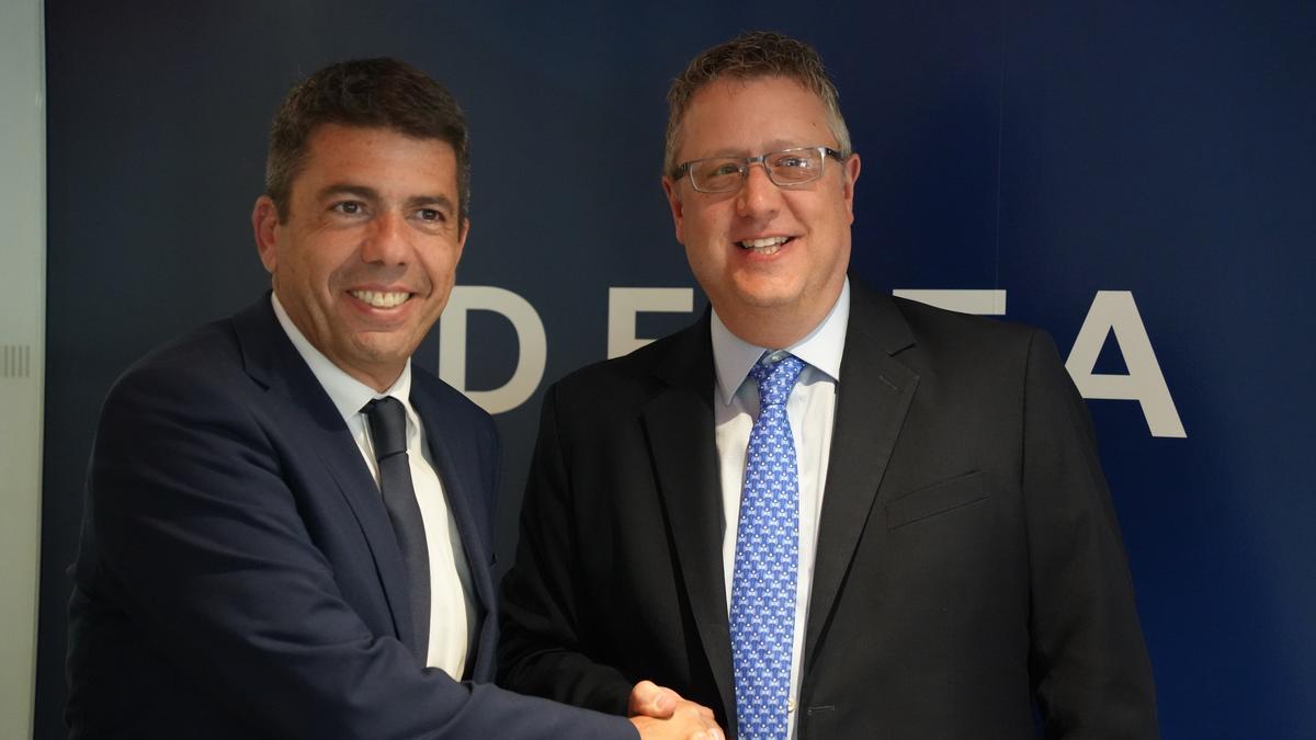 Mazón estrecha la mano del director general de ventas en Nueva York de Delta, Scott Jordan.