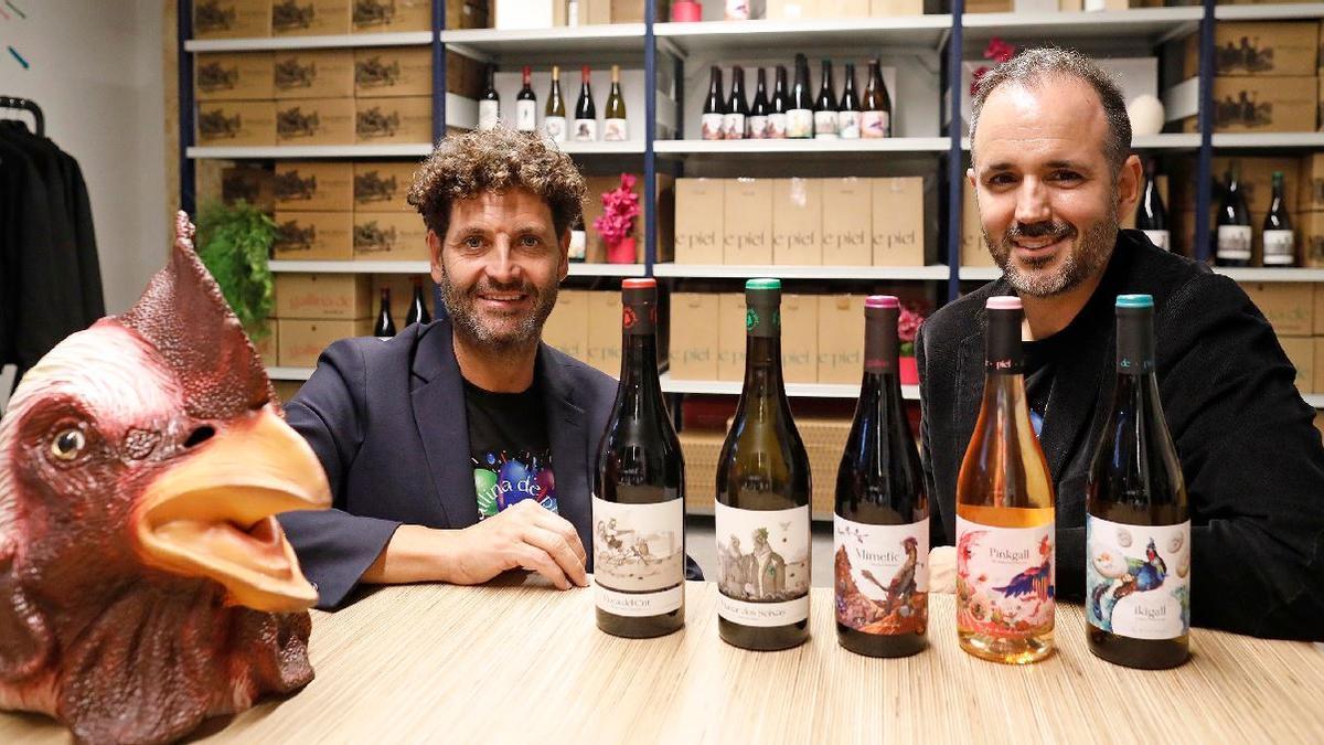 David Seijas (esquerra) i Guillem Sanz, ahir, a l'espai que Gallina de Piel Wines ha obert a Girona.