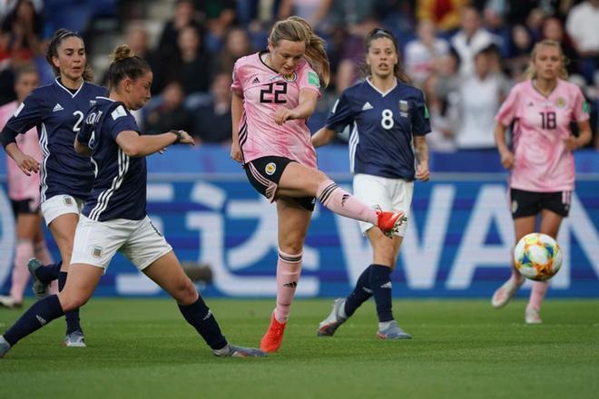 Erin Cuthbert de Escocia en acción durante un partido de la Copa Mundial Femenina de la FIFA 2019 entre Argentina y Escocia este miércoles, en París (Francia).