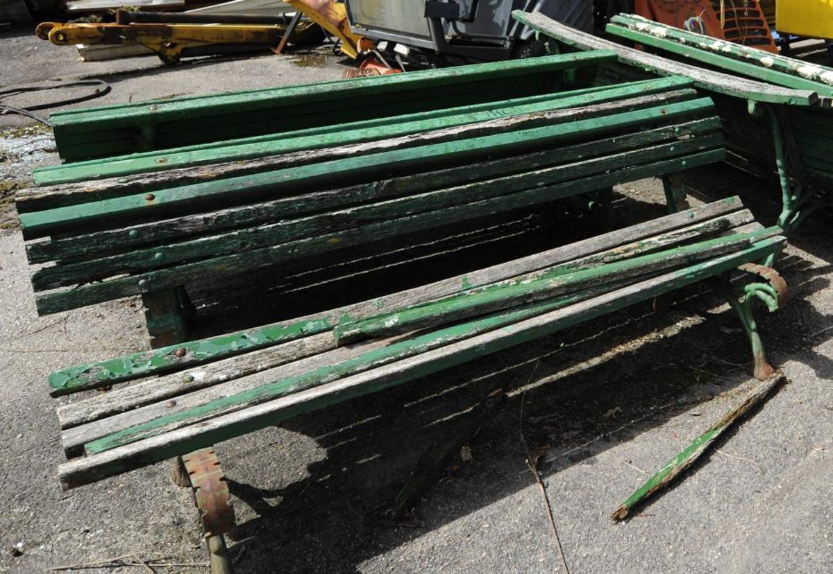 Bancos de madera en muy mal estado. | BERNABÉ/ JAVIER LALÍN