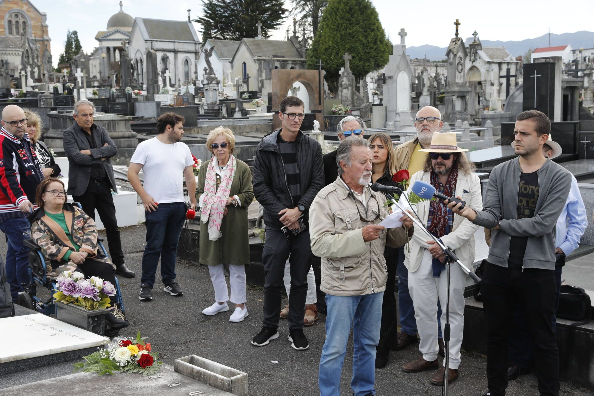 Versos con flores para Ángel González