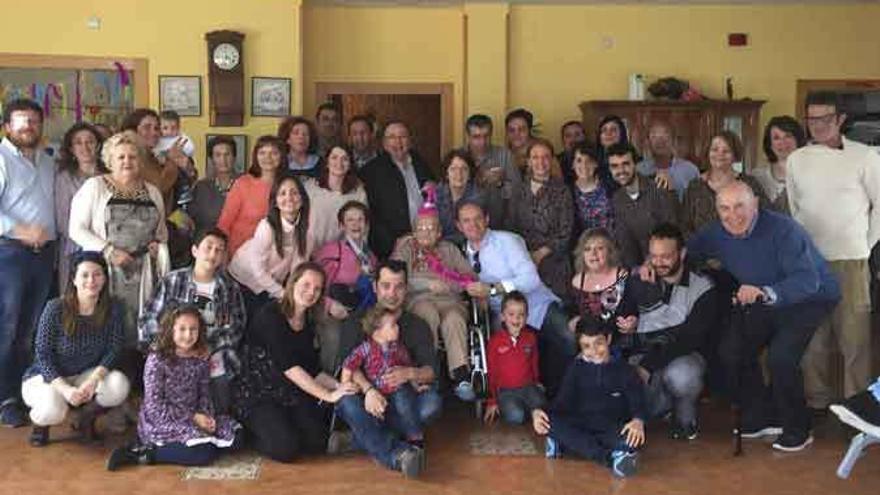 Dionisia Álvarez Calvo rodeada de sus familiares durante la fiesta de su cien cumpleaños.