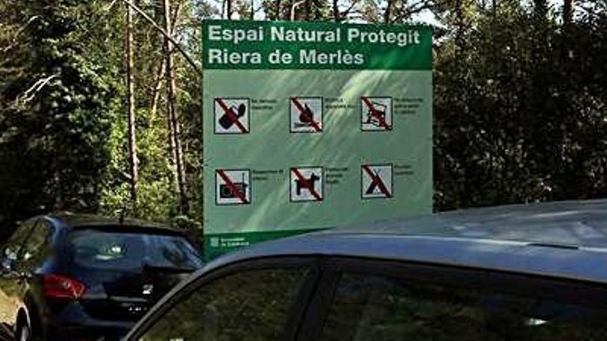 Cartells on s&#039;indiquen les prohibicions a la riera