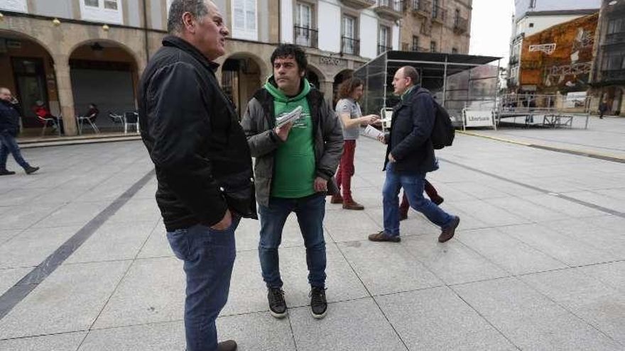 Somos Avilés explica en la calle su negativa a aprobar los presupuestos