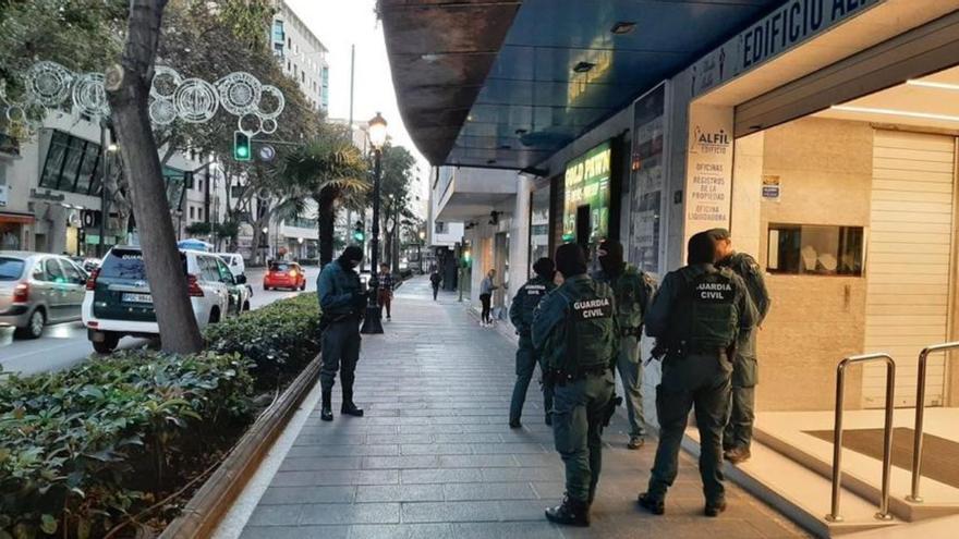 La Guardia Civil registra un despacho de abogados en el centro de Marbella y dos chalets