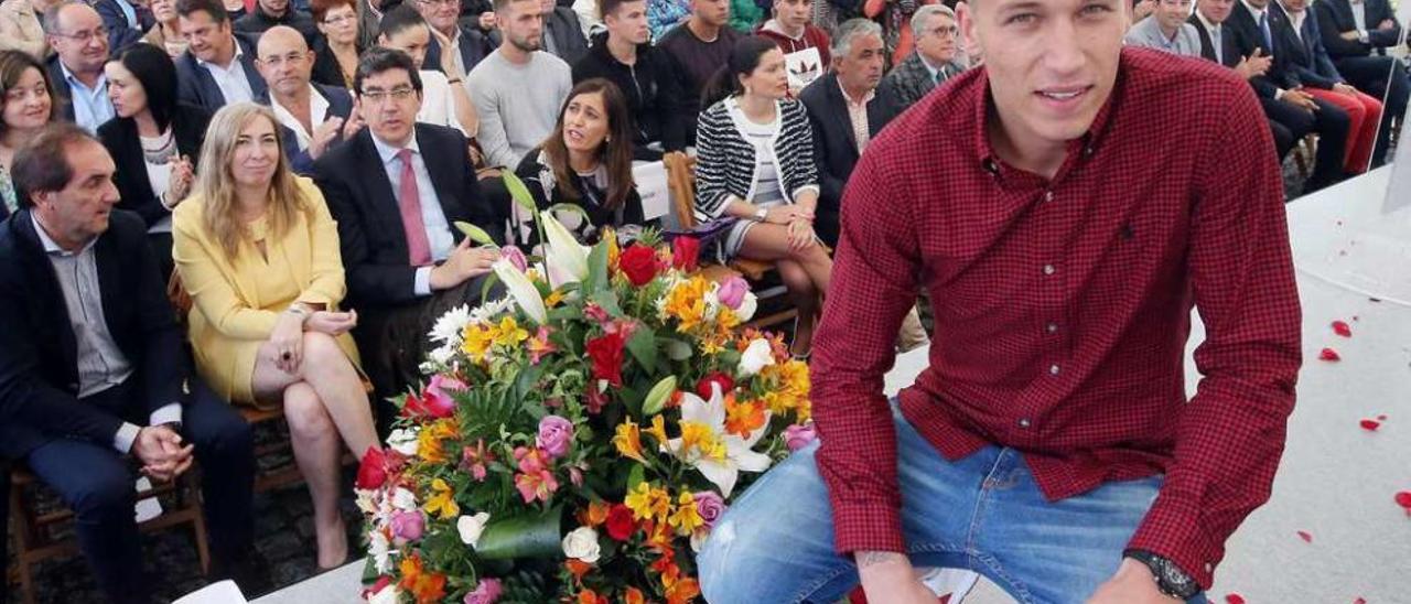 Pregonero en la Festa da Rosa de Mos.  |  Profeta en su tierra, arropado por sus familiares y amigos, entre ellos Santi Mina y David Goldar, Rubén Blanco fue ayer pregonero y protagonista de la popular Festa da Rosa de Mos, su localidad natal. En un emotivo acto amenizado por el actor Bruxo Queimán y la cantante Andrea Pouso, que le hicieron entrega de las botas con las que debutó con el Celta en Valladolid, el joven portero del Celta recibió un cálido homenaje de sus paisanos en una jornada festiva que llenó la plaza del concello mosense.