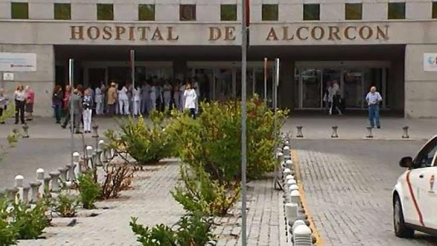 Veintidós sanitarios del Hospital de Alcorcón, pendientes del termómetro