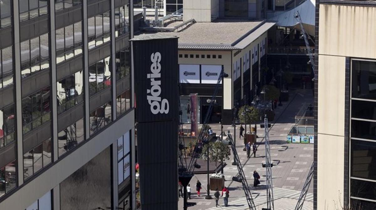 El centre comercial Glòries, envoltat de cinc edificis d’oficines dels quals dos s’han venut.