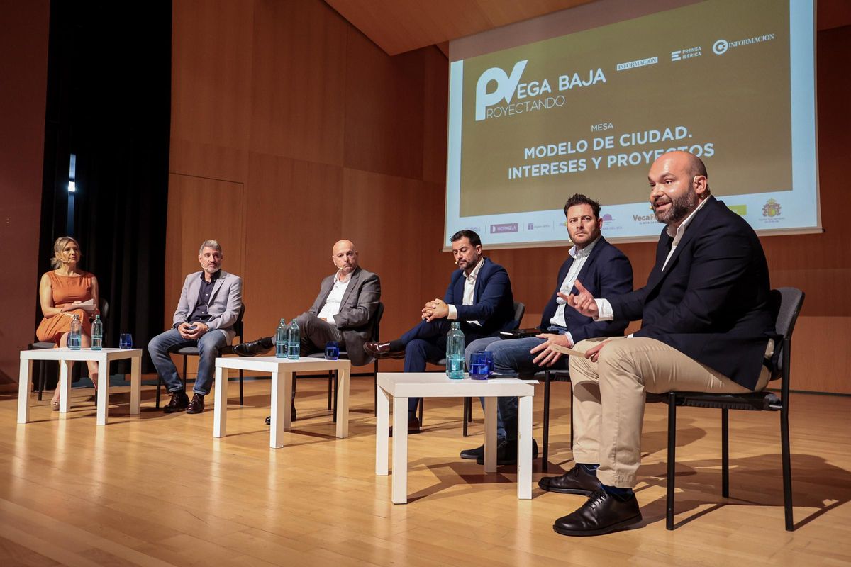 Participantes en el debate sobre el modelo de ciudad