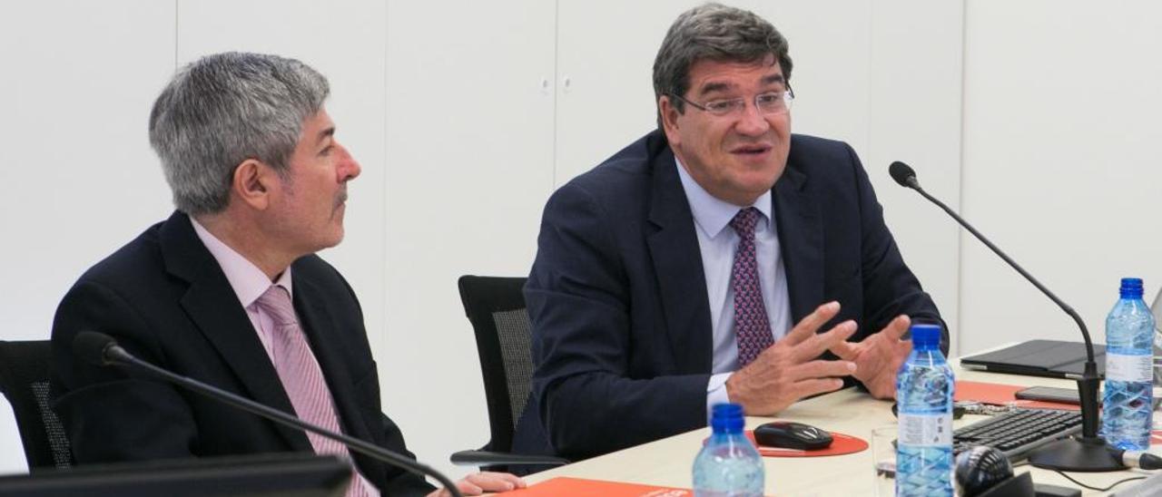 El presidente del Colegio de Economistas, Francisco Menargues, con José Luis Escrivá, ayer.