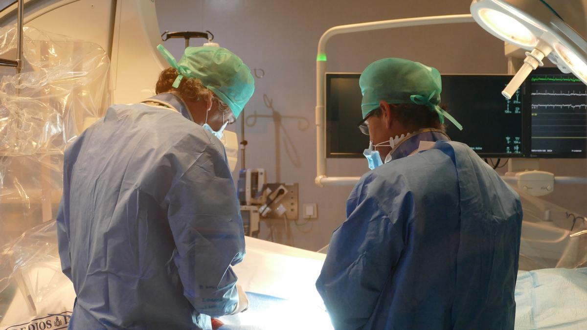 Cardiólogos del Hospital San Juan de Dios en la sala de Hemodinámica.