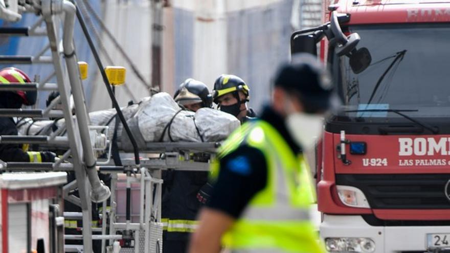 Extinguido el incendio en un barco en el puerto de La Luz con tres fallecidos