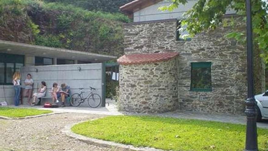 Unos peregrinos descansan en el albergue de Bruma, en Mesía. / l. o.