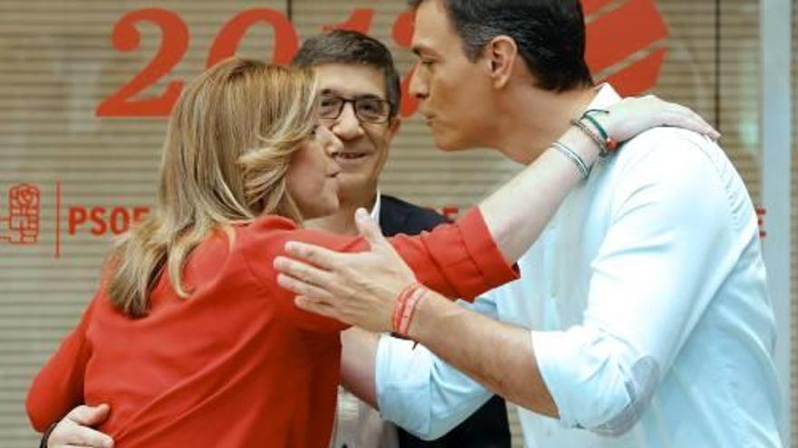 Díaz i Sánchez se saluden sota l&#039;atenta mirada de López.