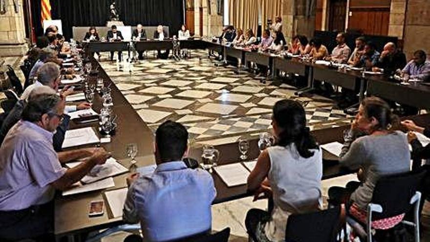 Un moment de la reunió que va tenir lloc dilluns a la sala Sant Jordi del Palau de la Generalitat, a Barcelona.