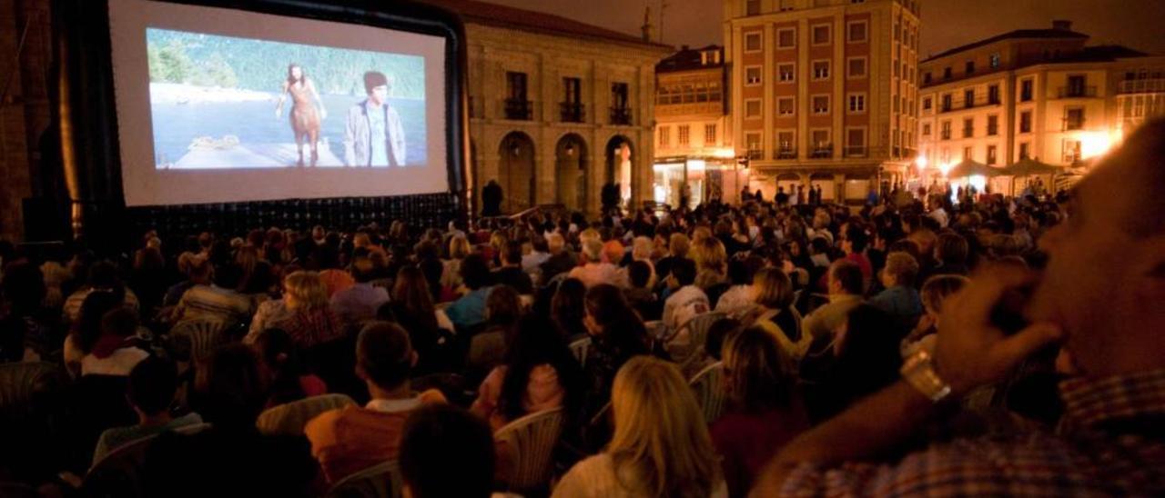 Sesión de cine al aire libre en la plaza de España de Avilés.