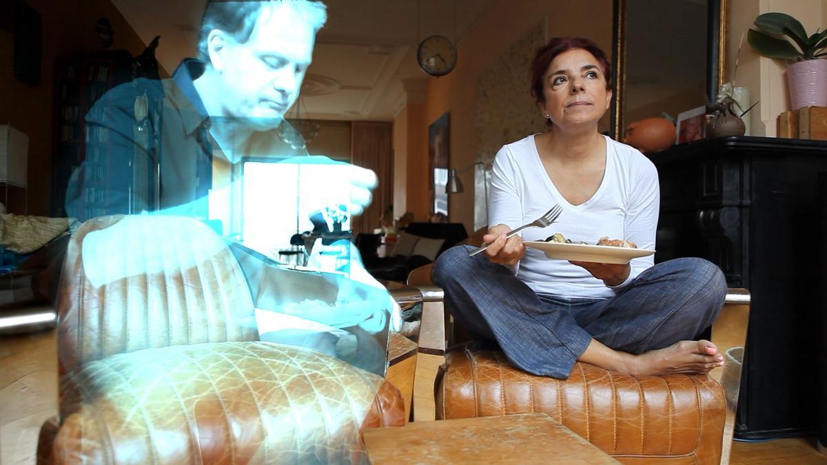 Alicia Framis y su holograma comiendo