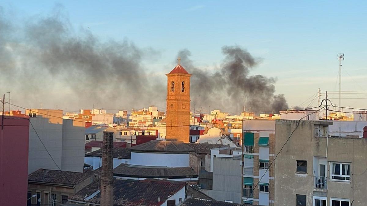 Incendio en Valencia Hoy: Arden dos coches y un contenedor cerca de la playa de Las Arenas