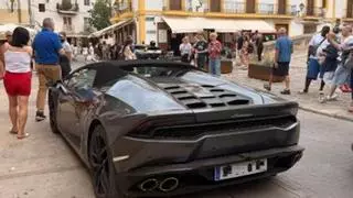 Aparca su Lamborghini en una zona peatonal de Ibiza y la Policía tira de ironía: «Quizá piense que con dinero se puede aparcar en cualquier sitio»